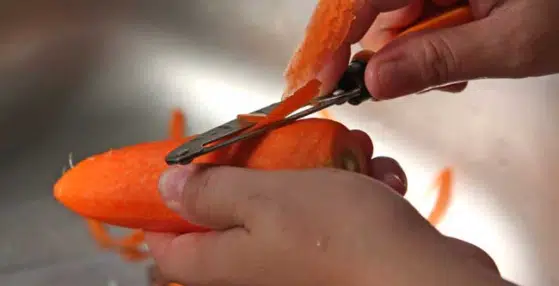 How to peel with a vegetable peeler