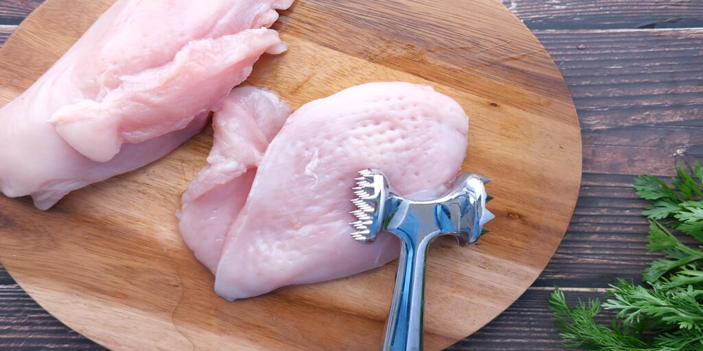 Is It Safe For Cats To Eat Raw Chicken