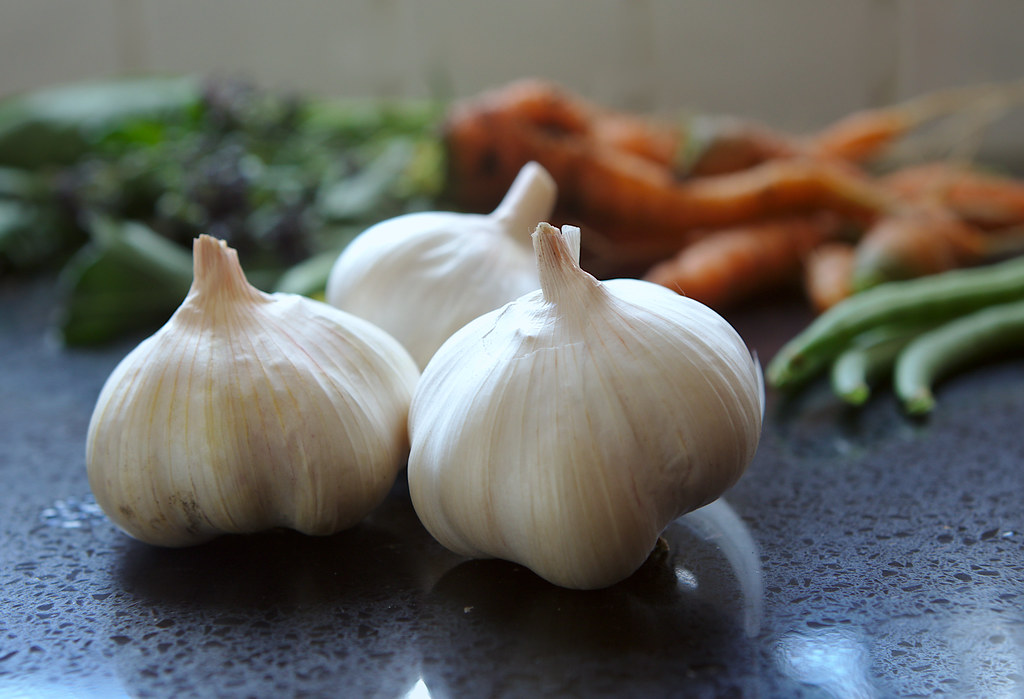 is it good to eat raw garlic at night