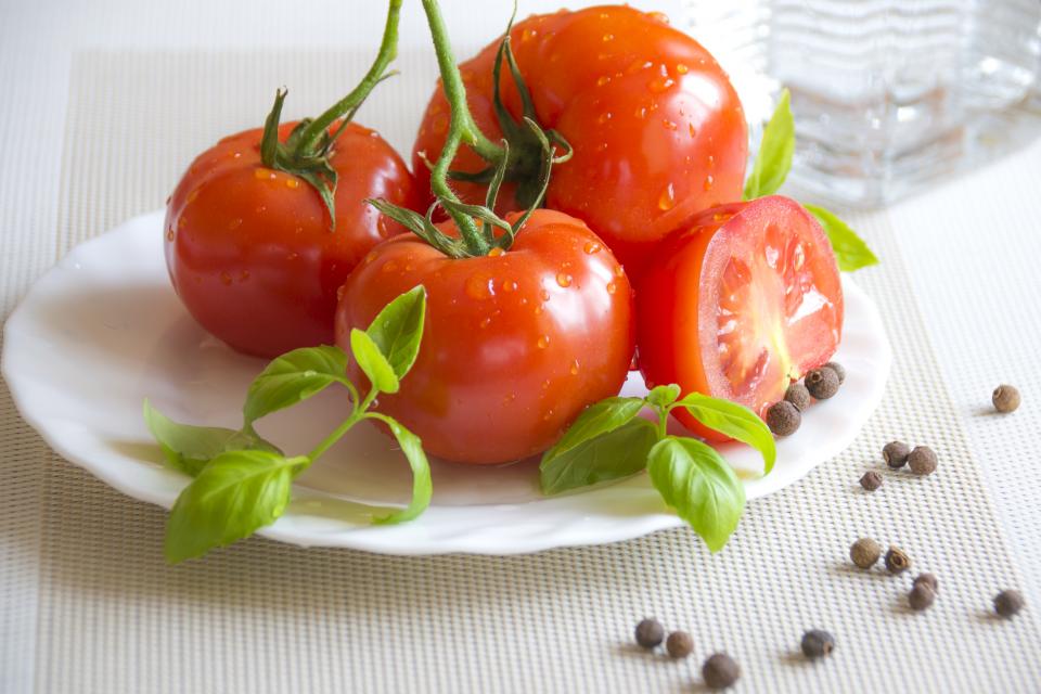 is it good to eat raw tomato