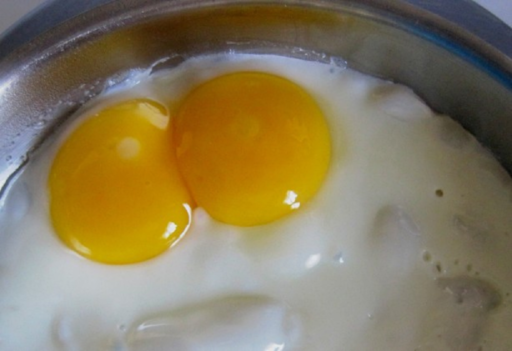 is it safe to eat raw eggs in tiramisu