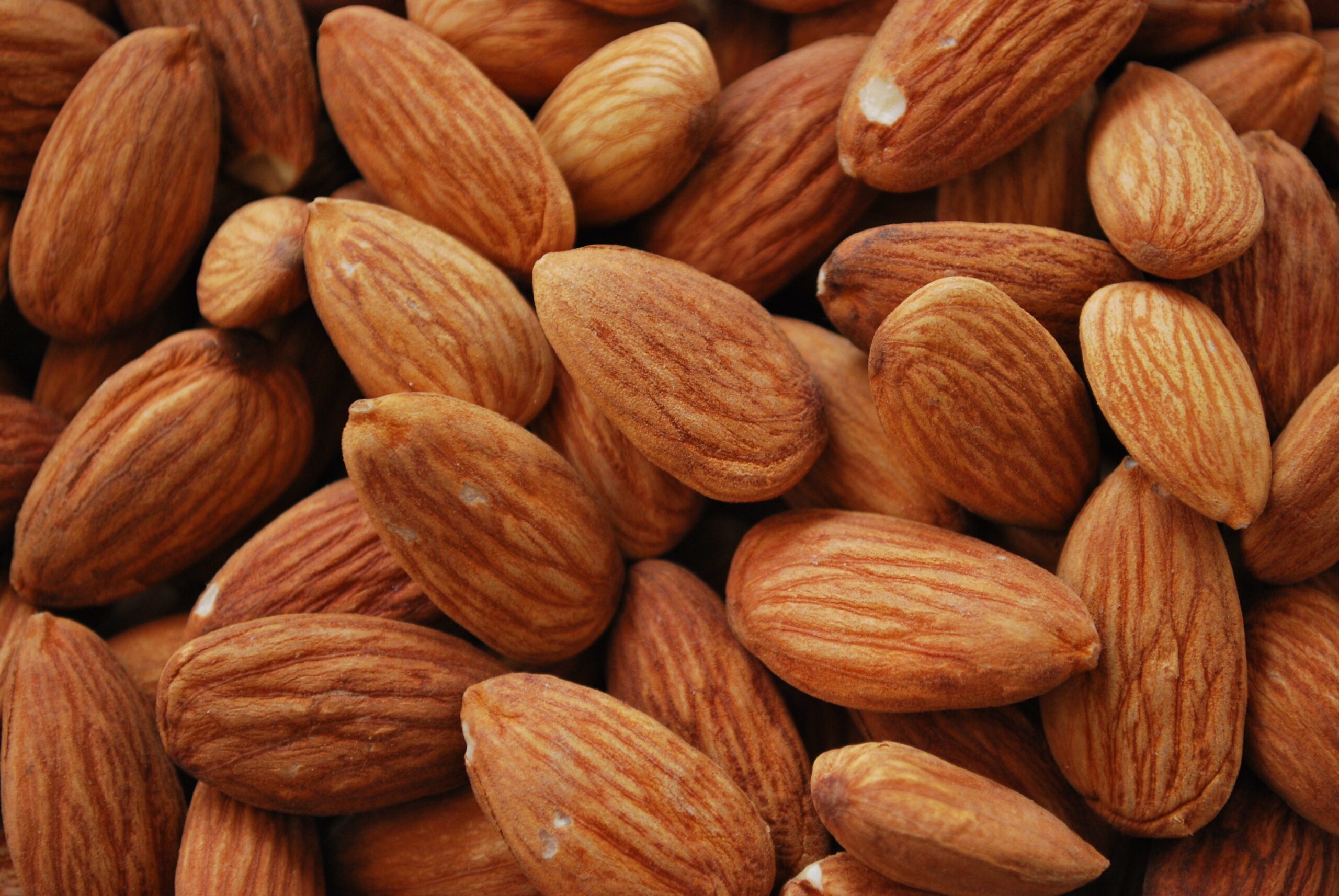 how many raw almonds can you eat